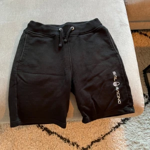 Sail Racing shorts - Ett riktigt sköna par shorts från märket Sail Racing. Dem är i storlek 170/S och i ett riktigt härligt och mjukt material som ett par mjukisbyxor. Inte alls mycket använda. Nästan som nya! 