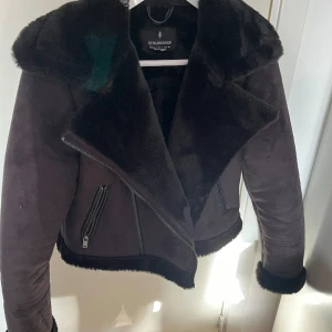 Höst/vinter/vår jacka - En jätte fin mocka jacka i storlek S. Den håller värme och funkar till många plag. Den är från Stradivarius och är i ett bra skick. Bara använd några få gånger då den har blivit för liten för mig.