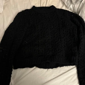 Fin stickad  - Använd men i nyskick, fin stickad med mönster, går att ha bara bh under fortfarande inte genomskinlig Kan ha den även om jag har s, lite kortare i modellen  