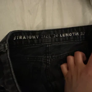 Jeans  - Jeans från bikbok med slits raka, 