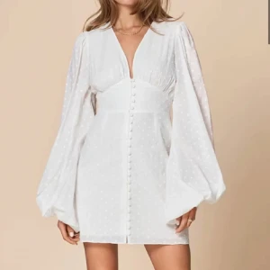 Adoore klänning - Säljer nu denna fina klänning från Adoore, i nyskick och perfekt till studenten!🥰 Den är i strl 34💕nypris 1500, säljer för bra pris vid snabb affär