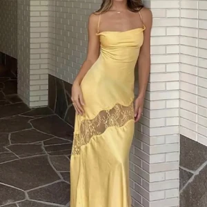 Meshki balklänning - Jöttefin klänning från meshki aldrig använd bara testad. Storlek Xl men sitter som en L. Går ned till golvet på mig som är 168. Går att spänna åt i ryggen så passar bra om man har bredare höfter men ändå vill att den ska lägga sig fint i midjan🩷 