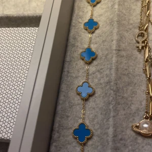 Klöver armband - Säljer detta fina klöver armband köpt på marknad i Frankrike 💖