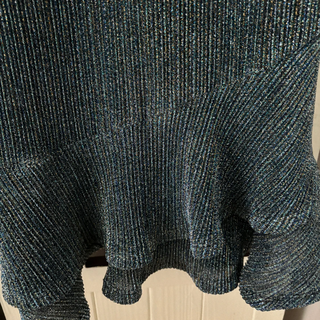 Så fin blå gnistrande klänning med volanger ny med lapp! - 91