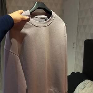 En lila sweatshirt med perfekt passform 