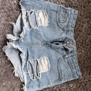 Shorts - Ljusblåa jeansshorts från Mina i storlek S🤍
