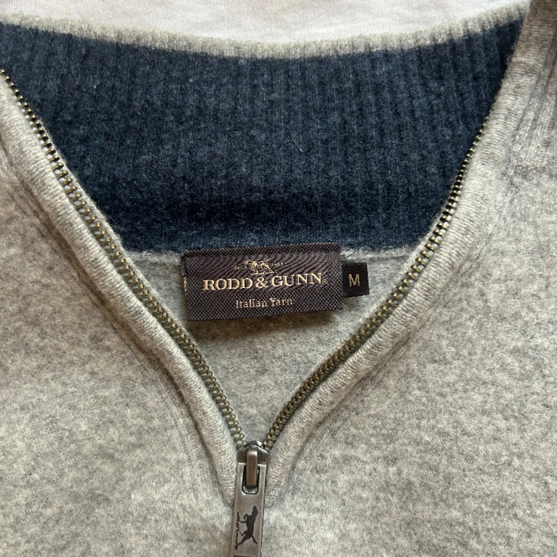 Grå zip up (M/S) - 91