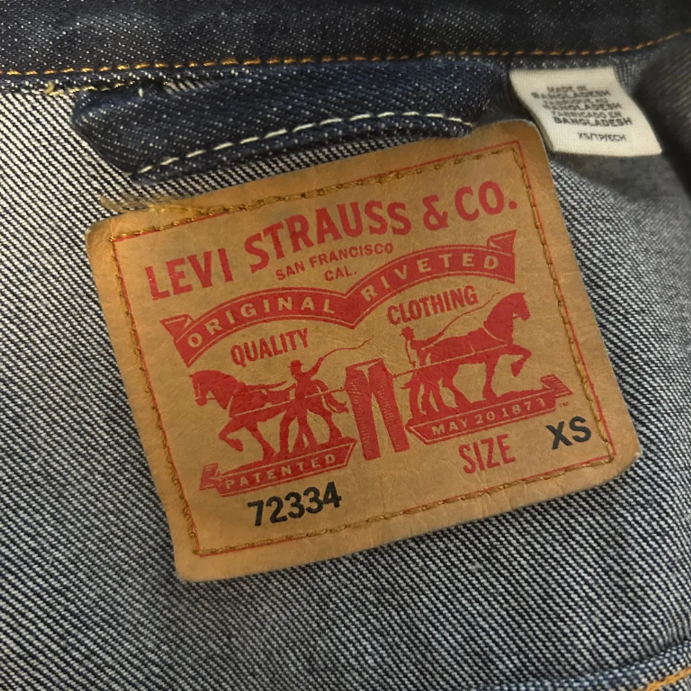 Mörkblå jeansjacka i storlek XS. Hängt i garderoben i flera år och knappt kommit till användning, så den är som ny!!✨✨. Jackor.