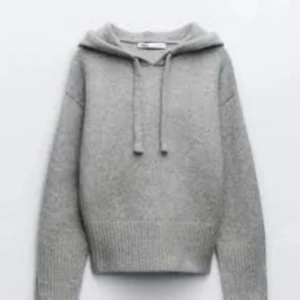 Zara hoddie - Stickad hoddie  Använd ca 3 gnr  Storlek M men sitter som S då zaras storlekar kan variera. Super snygg hoddie som är väldigt populär och fin!!