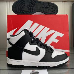 Nike dunk high panda strl 40 helt nya. Pris 900kr (säljer billigt då jag behöver få sålt snabbt) möts i Sollentuna eller frakt mot kostnad 