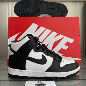 Nike dunk high panda  - Nike dunk high panda strl 40 helt nya. Pris 900kr (säljer billigt då jag behöver få sålt snabbt) möts i Sollentuna eller frakt mot kostnad 