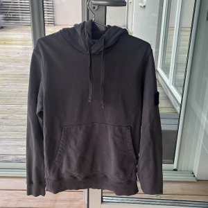Stone Island Hoodie - Stone Island hoodie i storlek M. Sparsamt använd och i mycket bra skick!