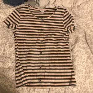 Sommar topp  - Perfekt skick, skönt material, stretchigt tyg. Barnstorlek men passar xs/s tror ja. Säljer pga inte min stil.