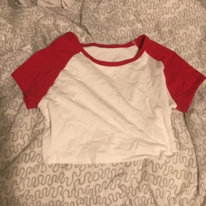 Baby tee - Köpte pga Tommy innit typ 2020 lol, men de är en fin T-shirt som typ aldrig använts. Jag tror storleken var L men skulle säga att det passar mer S 