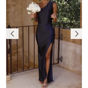 Billy j balklänning marinblå  - Säljer denna jättefina satinklänningen från Billy j. Helt ny med lappen kvar. Säljer då den inte riktigt når ner till marken på mig som är 172 cm lång, men om du är kortare kommer den vara perfekt till balen💗köpt för 1600 pga tull. 