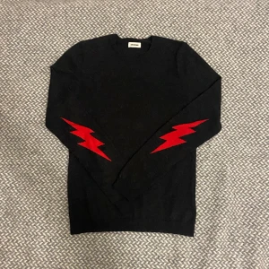Zadig & Voltaire tröja - Svart tröja/crewneck från Zadig & Voltaire i 100% merinoull. Storlek M, sitter som en S/M. I superfint skick. Inga missfärgningar eller skador förutom ett minimalt pinhole på ärmen (bild 3). Inget man lägger märke till. Hör gärna av dig vid frågor😉👊🏽
