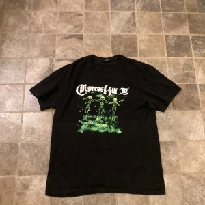 Fet bandtshirt  - Passar mig bra och jag är 170 cm, jätteskönt tyg, skriv om ni undrar nåt eller vill köpa