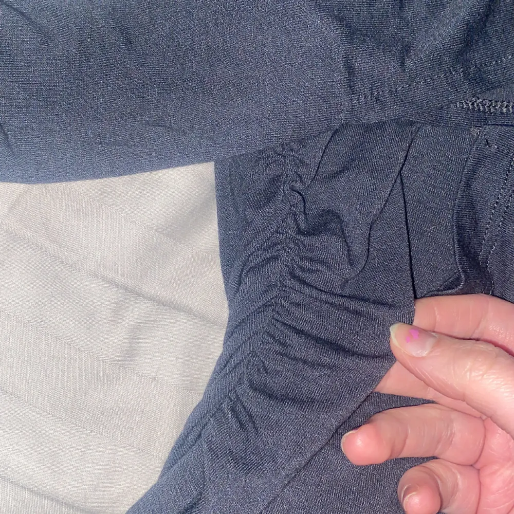 Säljer denna fina grå/blå tajta tröja lite genomskinlig slit på armarna använd 1 gång . Toppar.