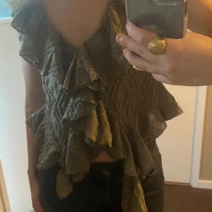 Zara topp - Säljer denna sjukt snygga volang  topp från Zara! Knappt använd och har inga defekter!! Vid fler bilder kontakta mig! 