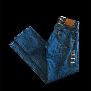 Helt nya Levi’s 501!!!! - Ett par skit snygga och trendiga  Levi’s 501 som är endast testade. Kan bli din för endast 549 😉Skicket är 10/10. Köpt för 1199. Alla original tags ingår. Diskuterbart pris vid snabb affär 🤝🥂