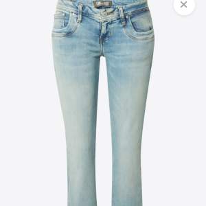 Säljer min super fina ltb jeans då jag ej använder de längre💗midjemåttet tvärsöver är 35cm men de är väldigt stretchiga och innerbenslängden är 80-81 cm💗går bra att använda köp nu och priset kan diskuteras vid snabb affär💕