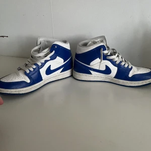 Jordan 1 Kentucky Blue - Dessa är i bra skick men dem har blivit för små för mig och därför beslutat jag mig för att sälja dem. Dem är i storlek 39.