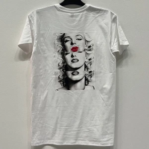 D’AMORE - MONROE WHITE - Vit T-Shirt med mycket stiligt tryck! Finns tillgänglig i storlek S, M & L. 