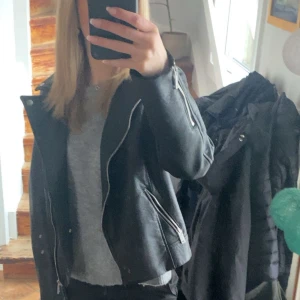 Svart skinnjacka - Svart skinnjacka från H&M i storlek 42, men den passar xs-s