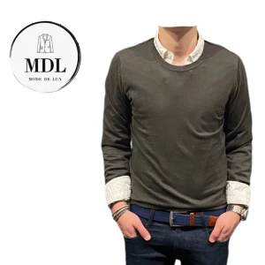 Oskar Jacobson - Säljer en riktigt snygg och stilren Oskar Jacobson sweatshirt i Merinoull. Riktigt bra skick och inga skador! Passar till det mesta och är riktigt snygg med skjorta under🔥🔥🔥