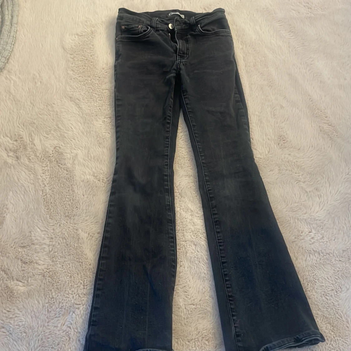 Svarta bootcut lowwaist jeans