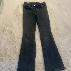 Säljer dessa fina lowwaist  jeans ifrån Gina tricot, storlek 32. Har en liten defekt längst ner på baksidan. Men inget man tänker på