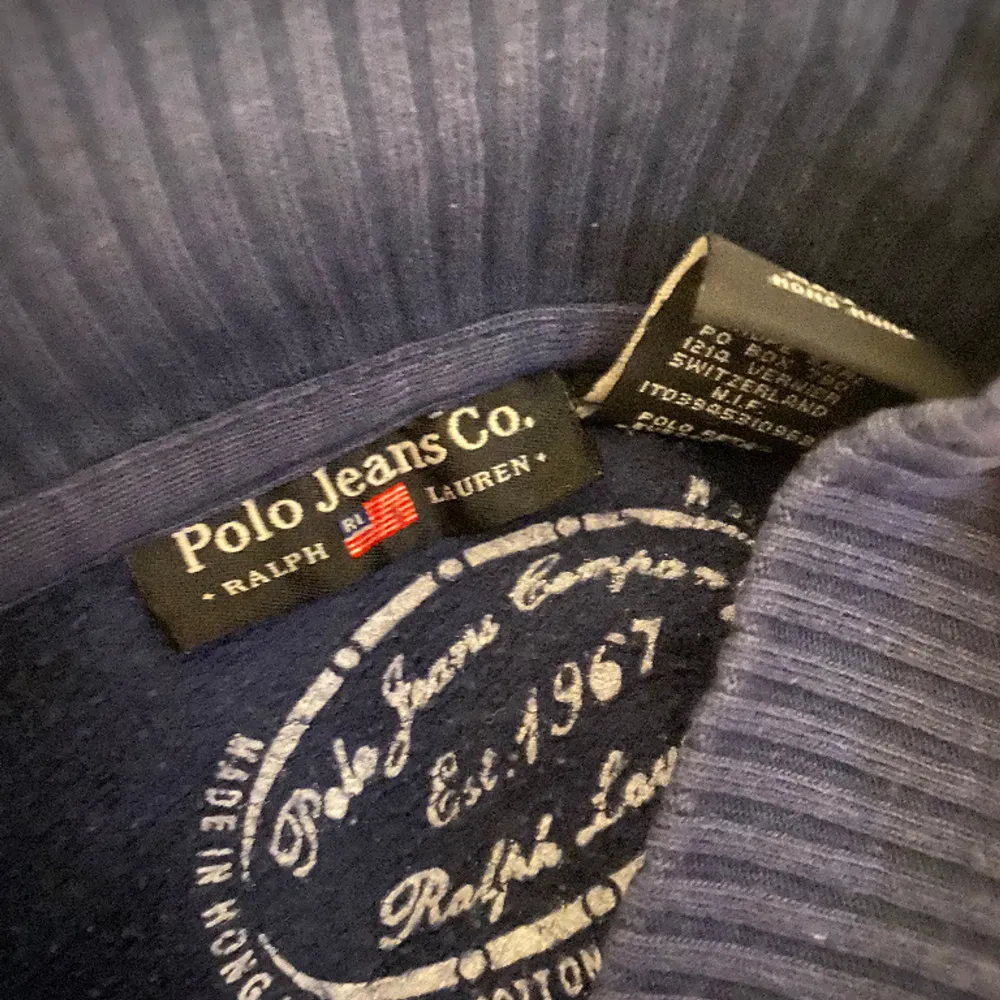 Det är en zip tröja från Ralph Lauren, tror att den är ifrån 20talet. Den är i bra skick💓osäker på strl men passar mig som är xs/s. Hoodies.