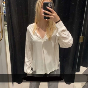 Blus - Superfin beige blus, använd fåtal gånger, kommer aldrig till användning, ser helt ny ut💞