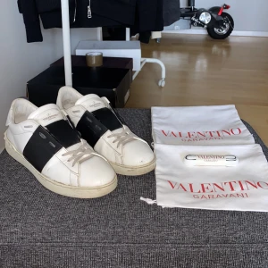 Valentino skor - Säljer nu dessa dessa valentino skor i storlek 42,5. Skick 7/10. Medföljer till köpet är två dustbags och nya snören. Det är bara att höra av er vid funderingar.