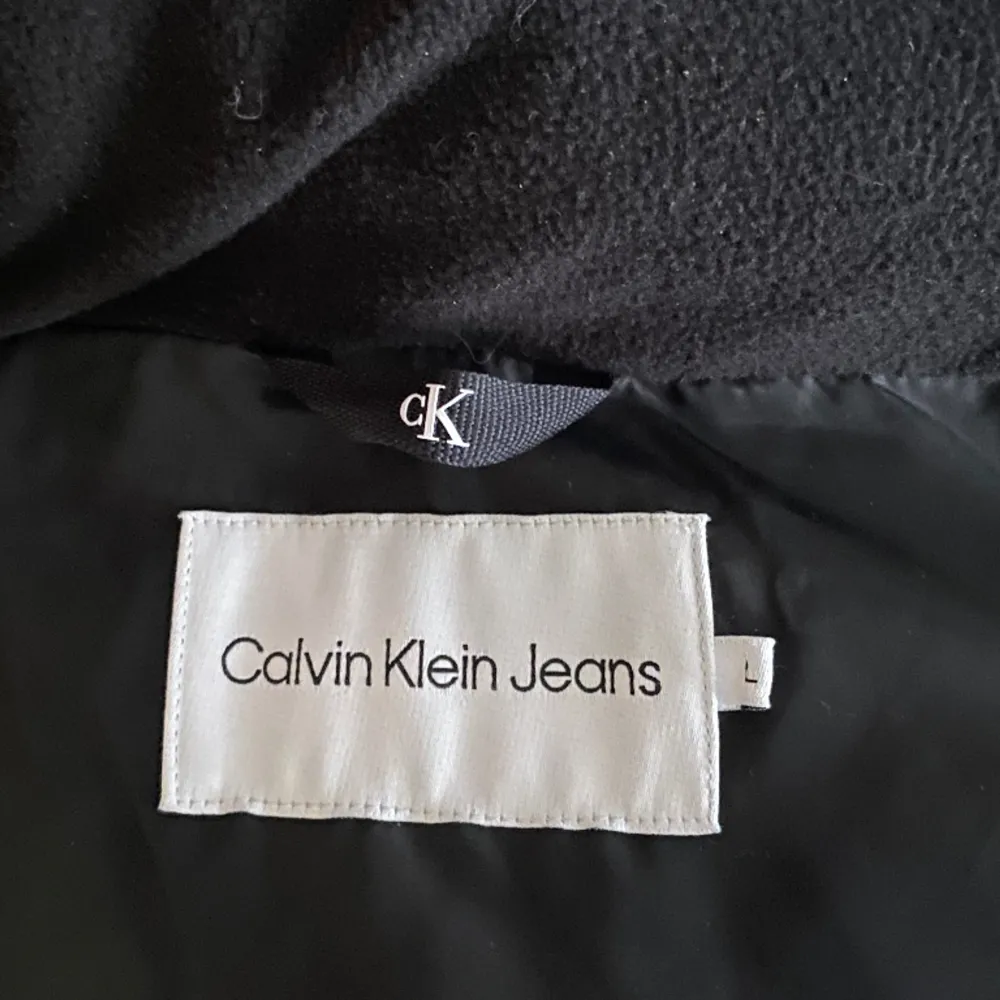 Vinterjacka från Calvin Klein som har ej kommit till användning, använd ett par gånger men annars är den i nyskick . Jackor.