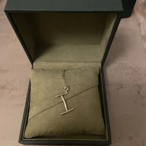 Maria Nilsdotter  - Säljer mitt marianilsdotter halsband som inte kommer till användning längre. Köpt för 1895kr, säljer för 1300kr