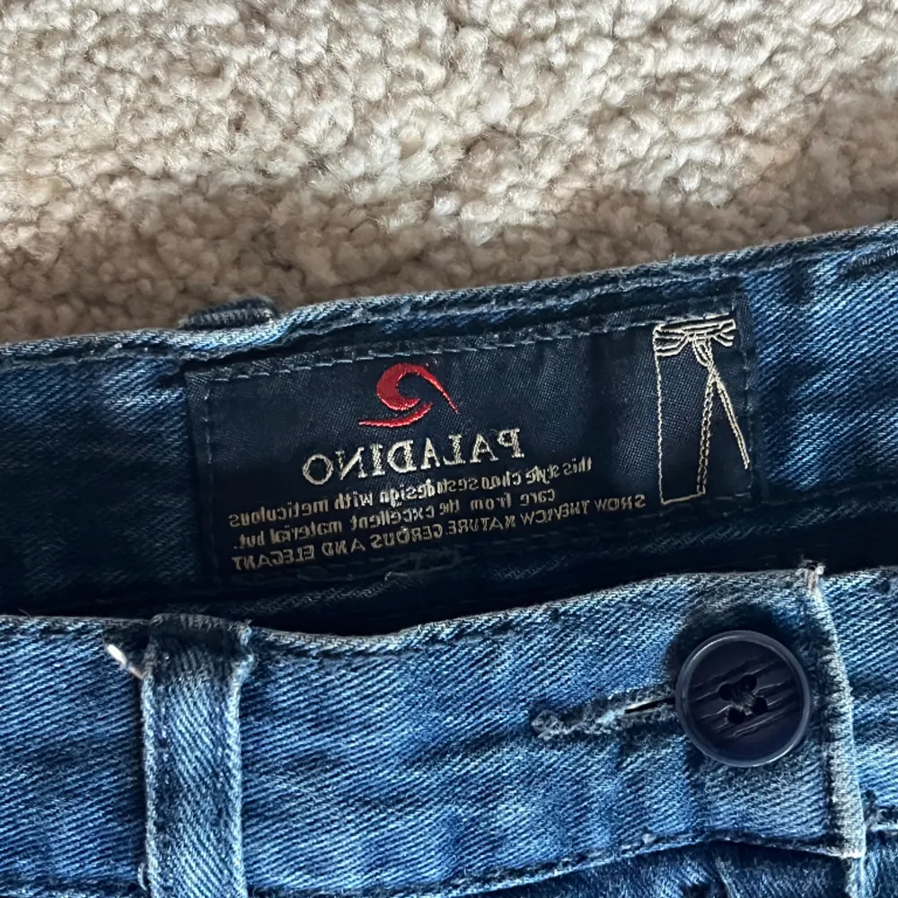 Blåa jeans, skriv för mått, köpta på humana second hand i Stockholm, sitter lite baggy, pris kan disskuteras . Jeans & Byxor.