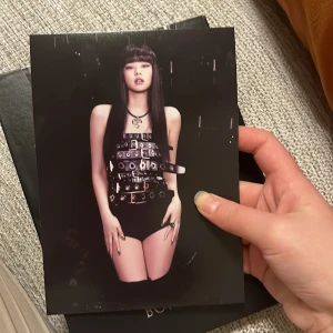 TRADE stor jennie kort från bornpink black vers. - Är interesserad i att tradea denna jennie bp bornpink photocarden för: ive, straykids, blackpink, loona, twice, itzy photo card. Skicka ifall du är intresserad!