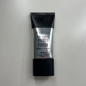 Smashbox Primer - Testat 2 gånger! Den är in princip helt ny och full.  Funkade inte för mig för den är silikon baserad och jag använder bara vattenbaserade smink produkter (dumt av mig att köpa den ja vet😭).  Köptes för 390kr 🤍