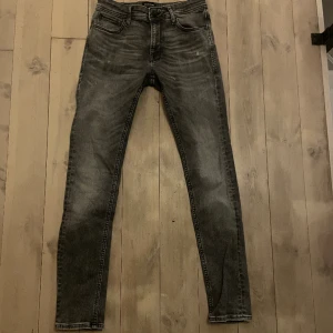 Grå ripped jeans - Säljer ett par riktigt feta ripped jeans. Storlek 28/32. Fint skick utan några deffekter. Hör gärna av er vid ytterligare frågor!