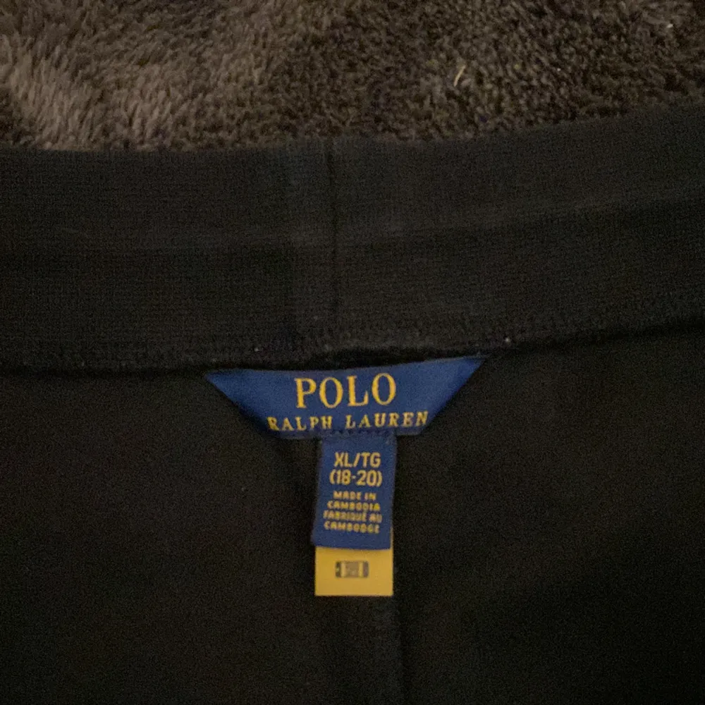 Säljer mina polo byxor för dom har blivit för små. Köpte dom på Boozt för 1,5 år seddan för 1000kr. Skick 8/10, använda få gånger.. Jeans & Byxor.