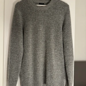 Massimo dutti tröja - Säljer denna fina stickade tröja från Massimo dutti då den aldrig kom till användning.  Den är helt ny och är i nyskick. Den har superfin passform. Nypris: 859kr