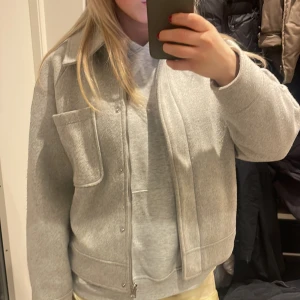 Vårjacka - Den virala vårjackan fast i grå, bra skick.