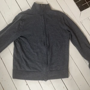 Merino ull full zip - Säljer en snygg merino ull fullzip från These Glory Days. Nypris 1100. 