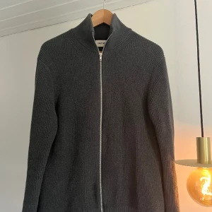 Zip tröja  - Fin zip tröja i storlek M  Lite kort för mig som är 184  9/10