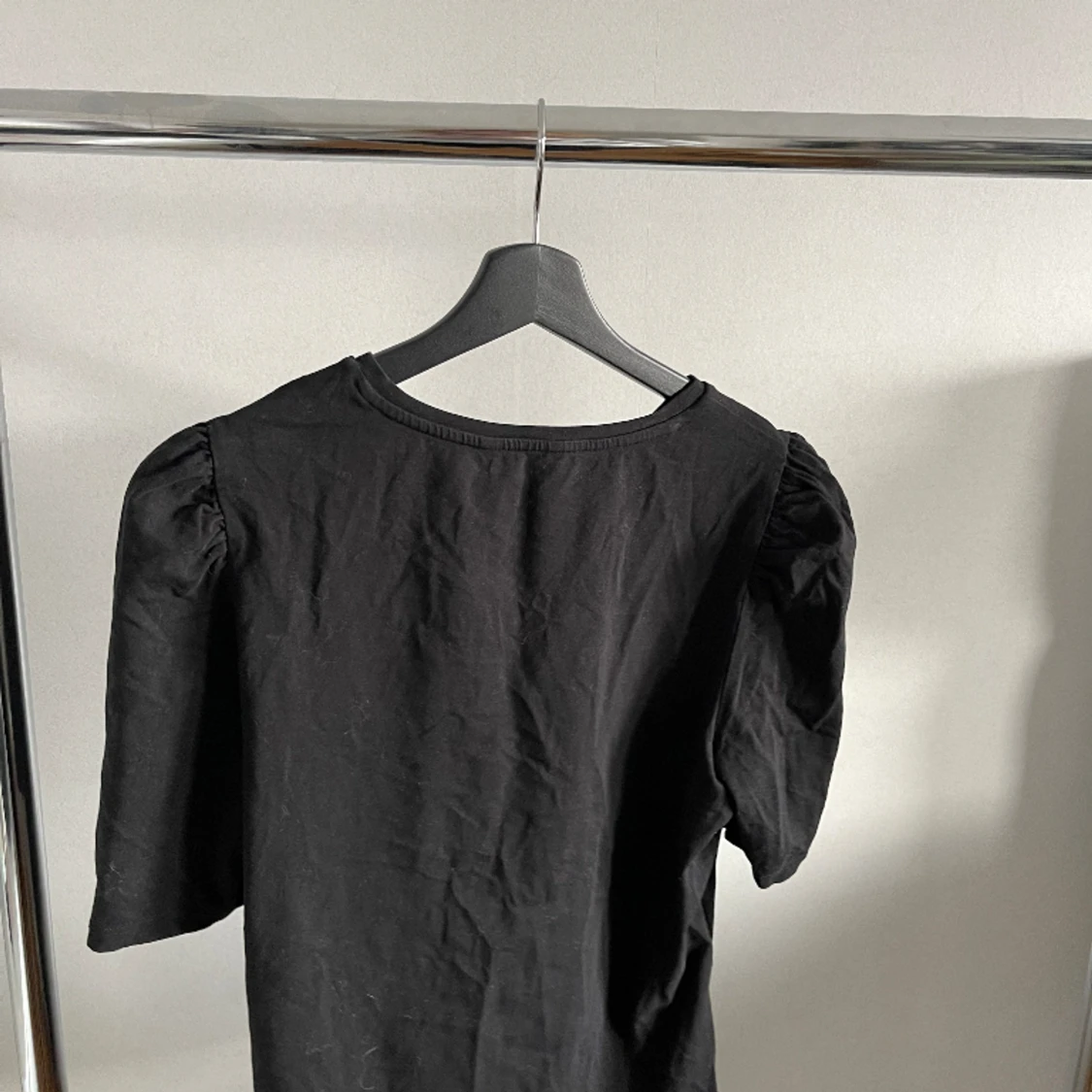 T-shirt med puffiga axlar  - 90