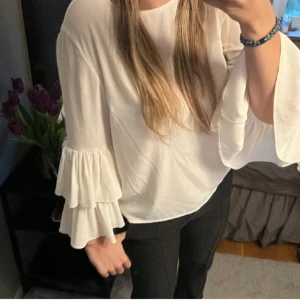 Blus - Säljer denna vita blus som aldrig kommit till användning, kontakta mig innan ni trycker på köp nu!💕storleken är xs men jag skulle säga att den även passar på en M