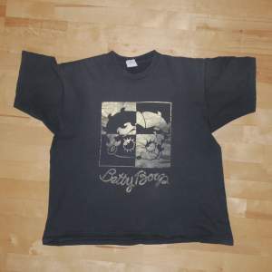 Vintage single stitched Betty Boop T-shirt. Sitter som XL - XXL  Längd: 70cm Bredd: 65cm Axlar: 58cm Ärm: 21cm  