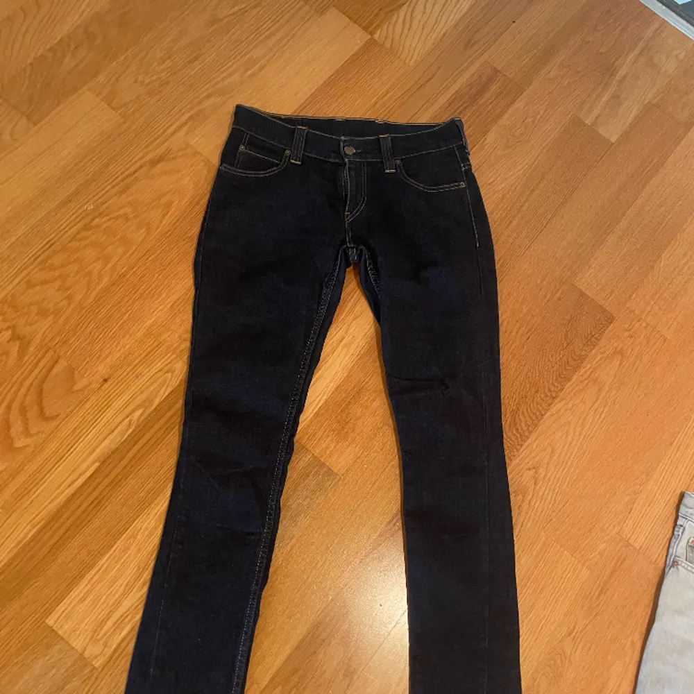 Säljer mina Lågmidjade Levis jeans. Jätte fin modell men använder tyvärr inte. Köpt för 1200kr och använda 2-3 gånger. Pris kan diskuteras . Jeans & Byxor.