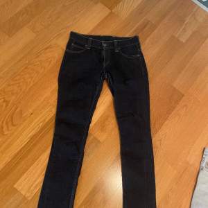 Säljer mina Lågmidjade Levis jeans. Jätte fin modell men använder tyvärr inte. Köpt för 1200kr och använda 2-3 gånger. Pris kan diskuteras 